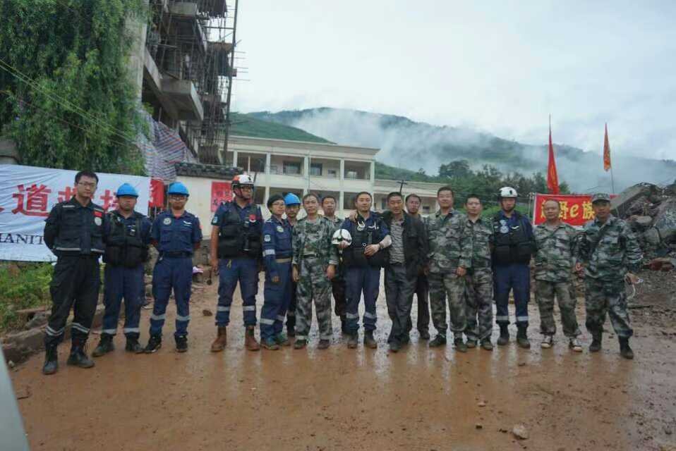 2014 年鲁甸地震救援现场合影